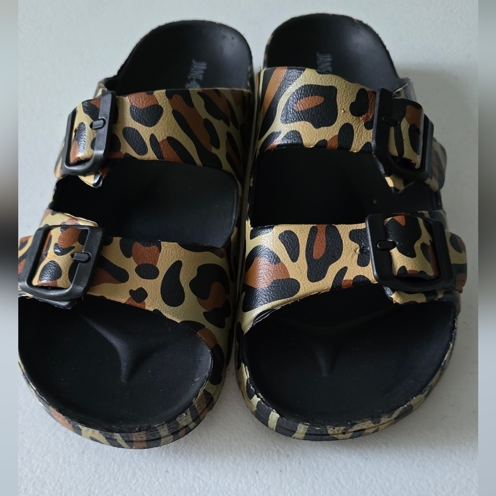 Jane Sandals Leopard print size 4

Z3A